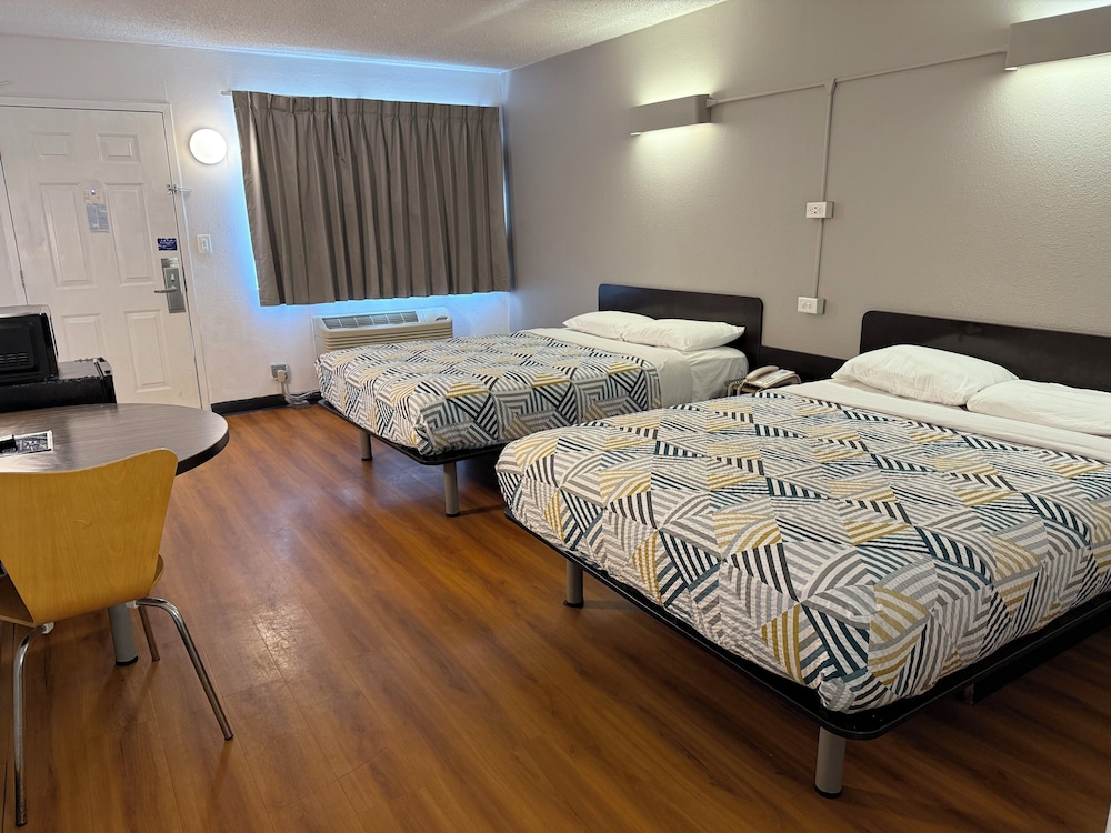 غرفة قياسية بسريرين كوين، Motel6 Joliet, IL - I-80 5/10