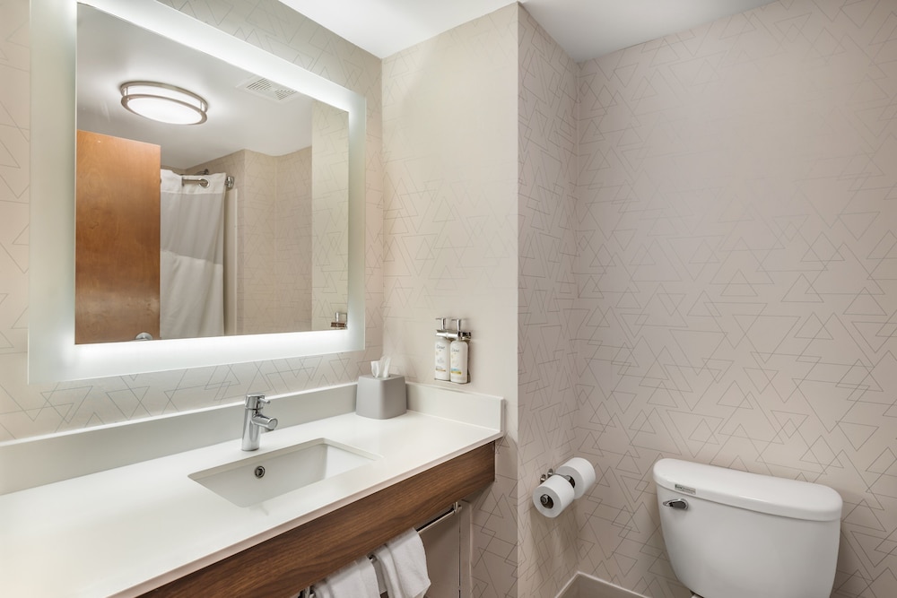 Holiday Inn Express Petersburg 69/70