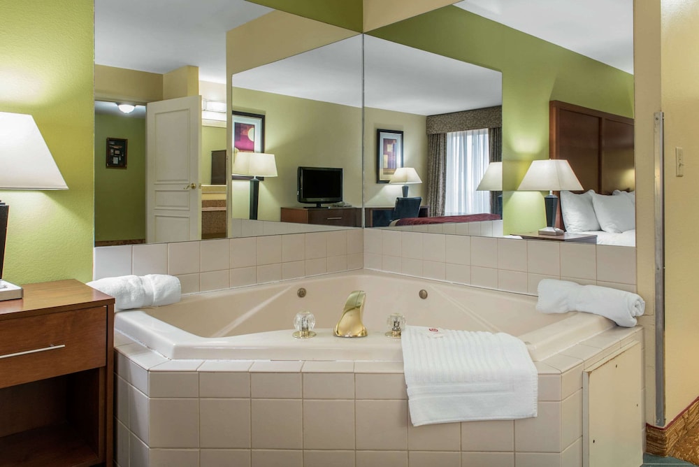 Quality Inn Jacksonville Near I-72 3/37