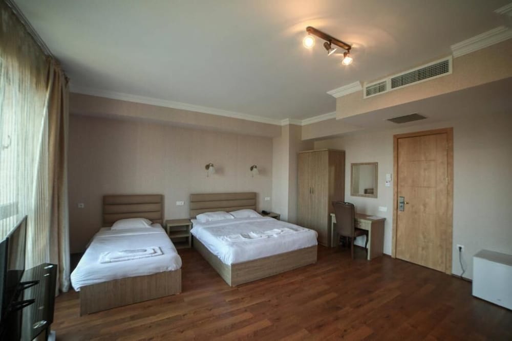 L PLAZA HOTEL 31/63