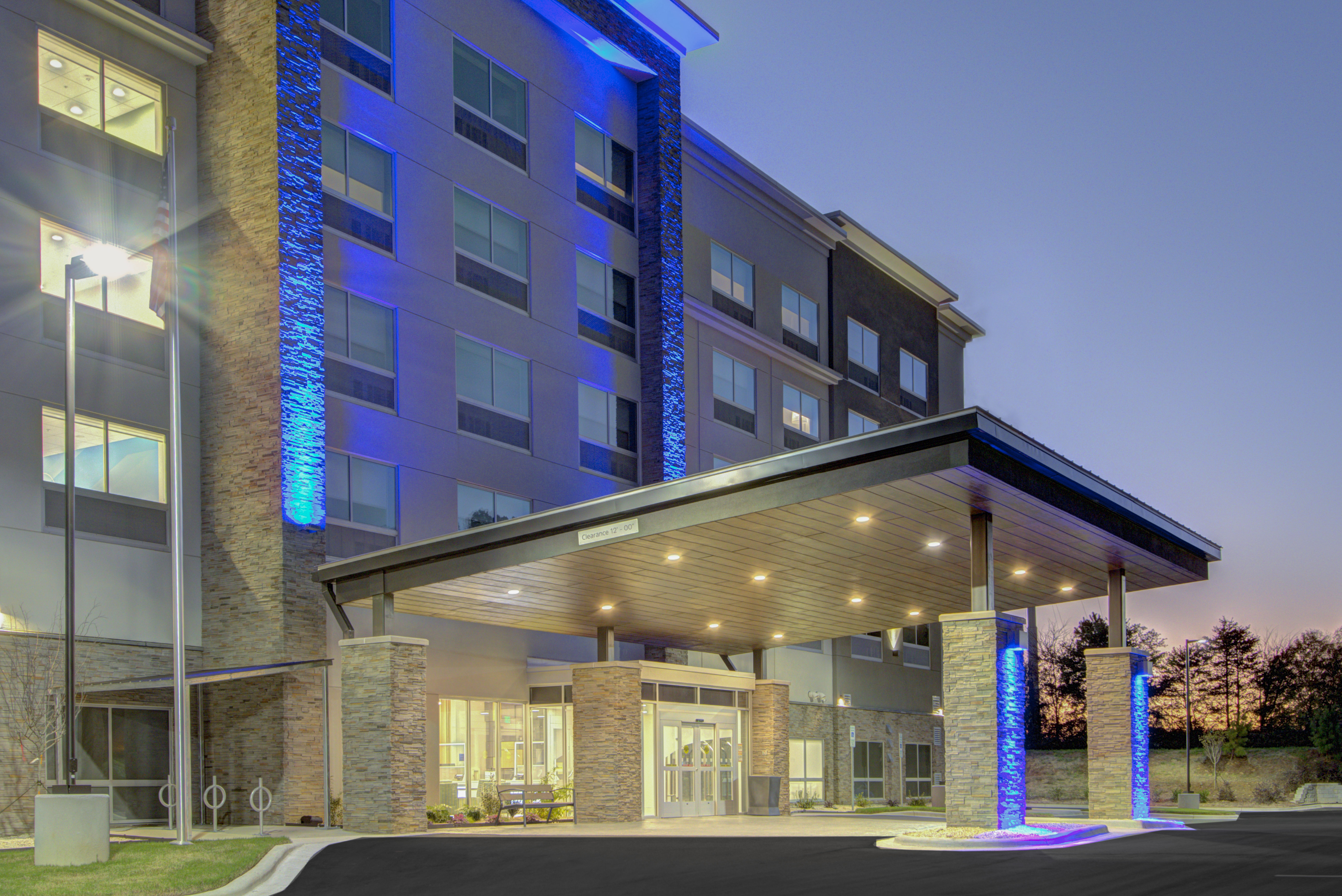 Holiday Inn Express Suites Charlotte Southwest 4/42
