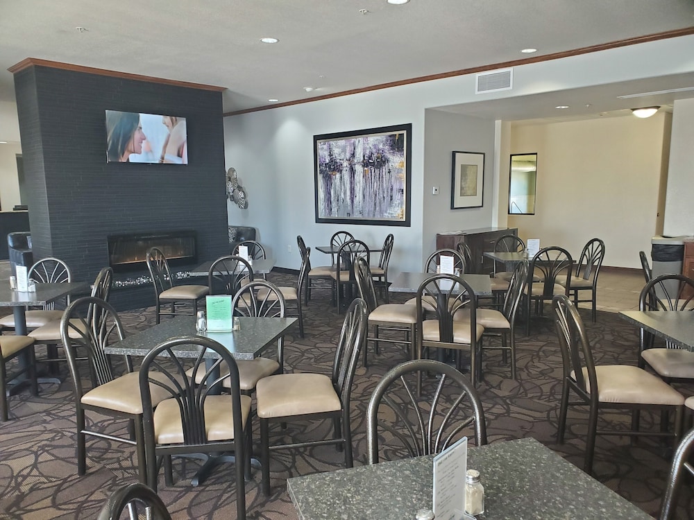 Expressway Suites Fargo 20/25