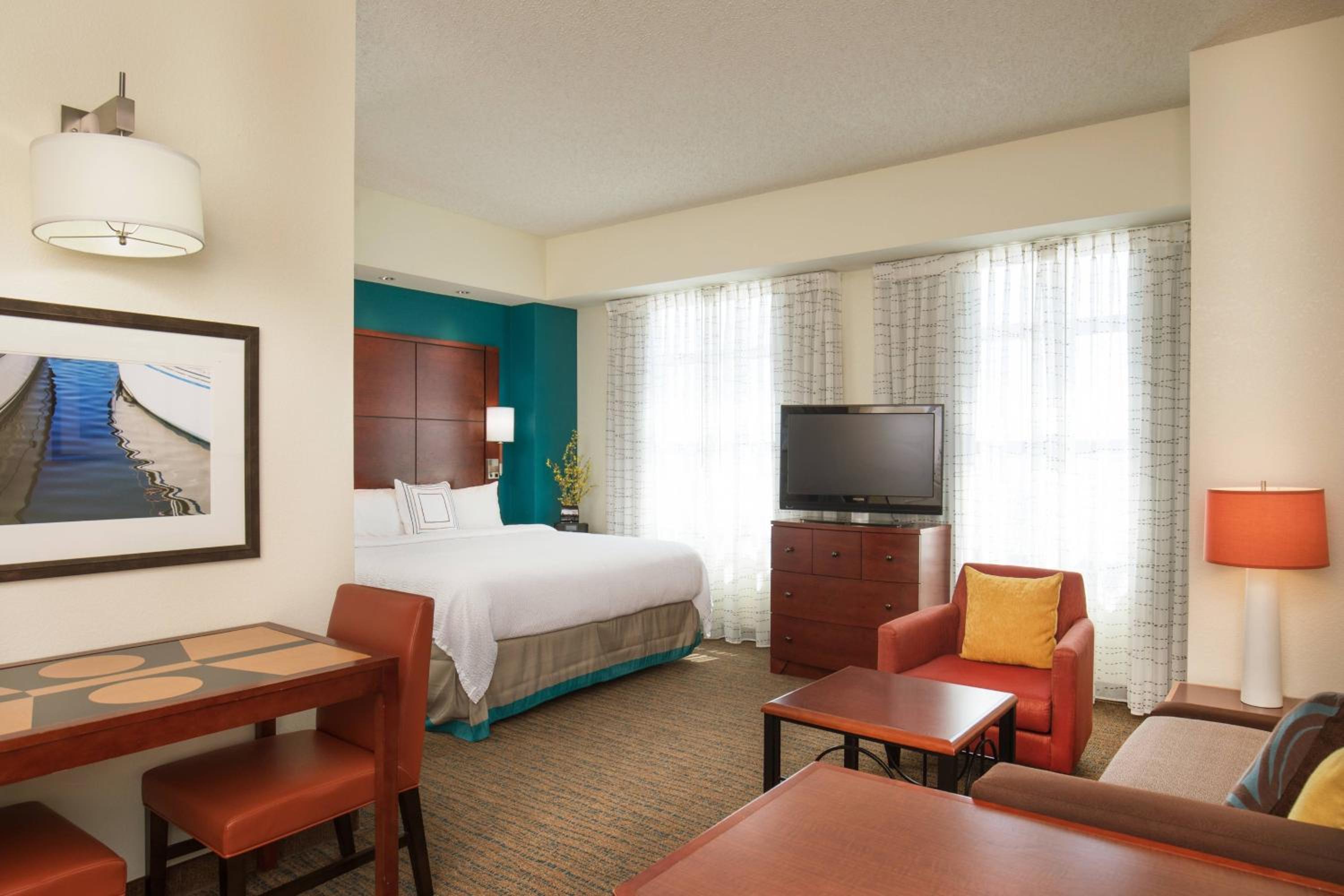استوديو بسرير كينج مع أريكة بحوض استحمام لذوي الإعاقة، RESIDENCE INN BY MARRIOTT PORTLAND DOWNTOWN WATERFRONT 4/8