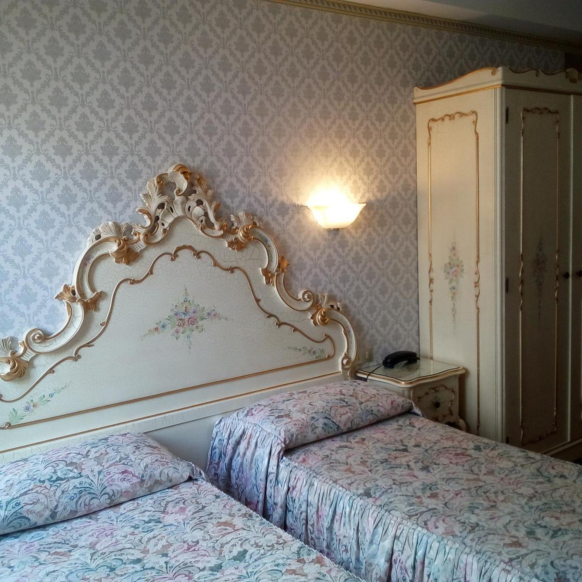 ROOM, TWIN BEDS