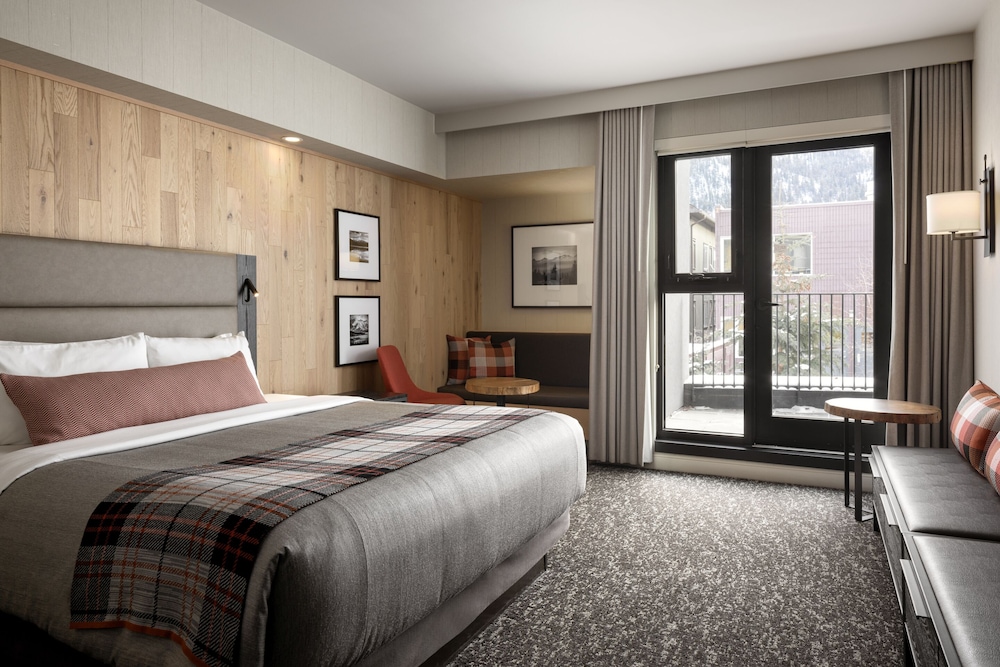 استوديو جونيور بسرير كينج بشرفة، Peaks Hotel & Suites 2/10