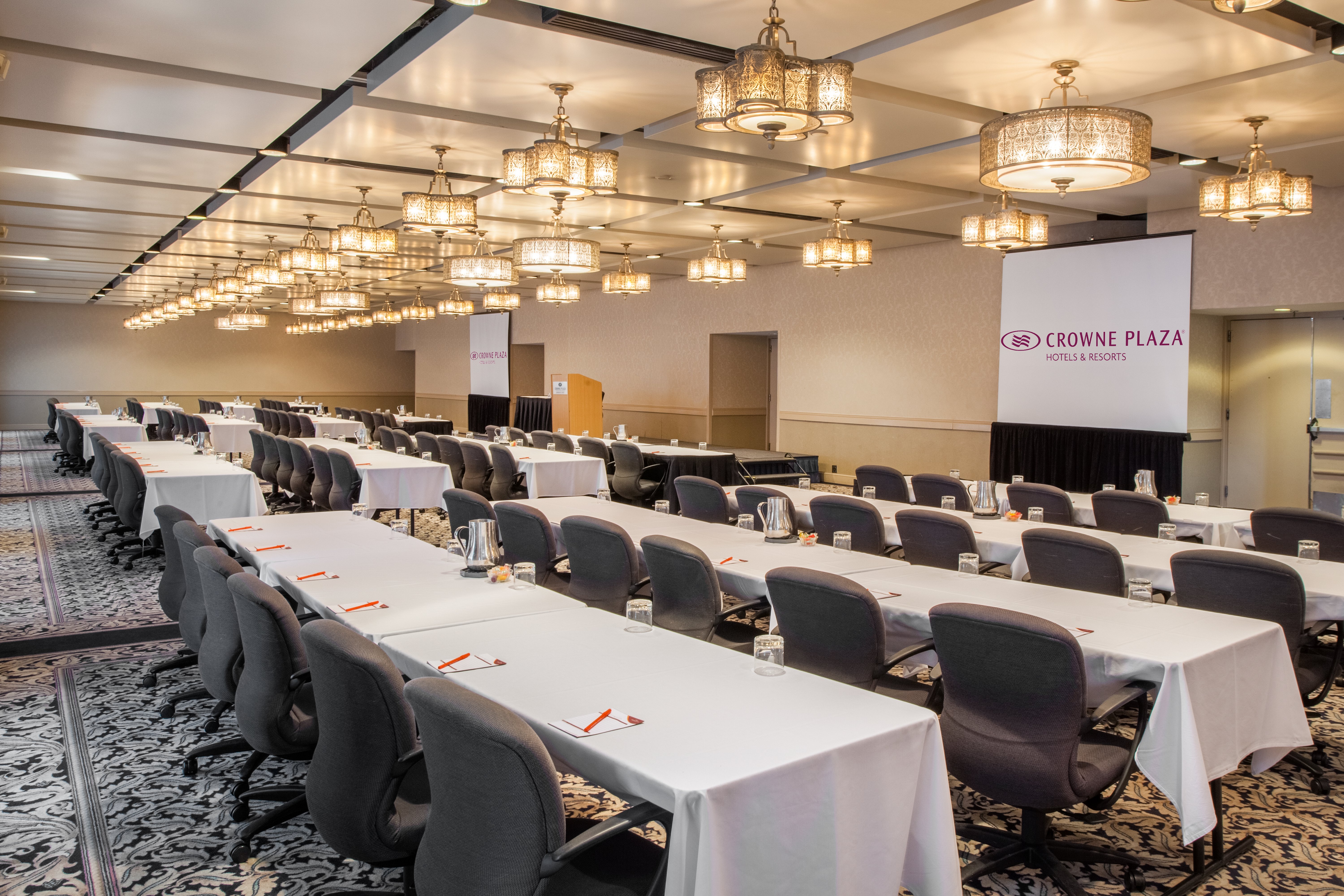 Crowne Plaza Minneapolis West 48/60