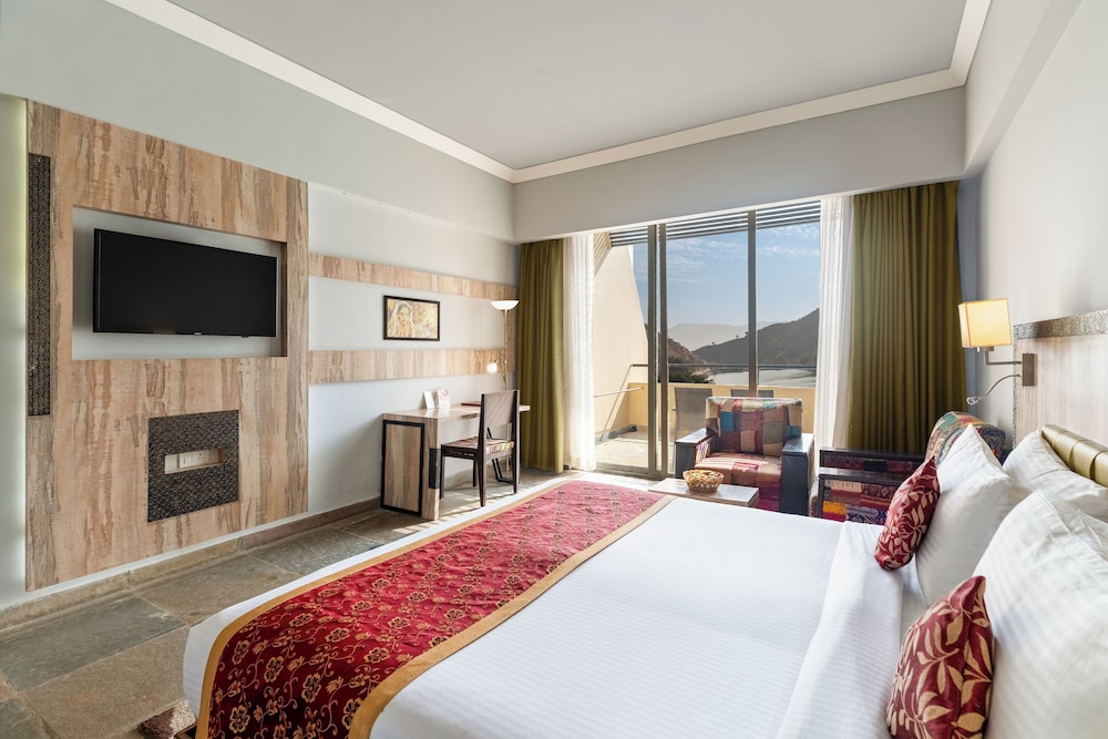 DELUXE, MOUNTAIN VIEW, BALCONY