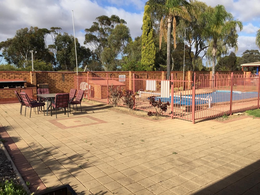KADINA GATEWAY MOTOR INN 33/45