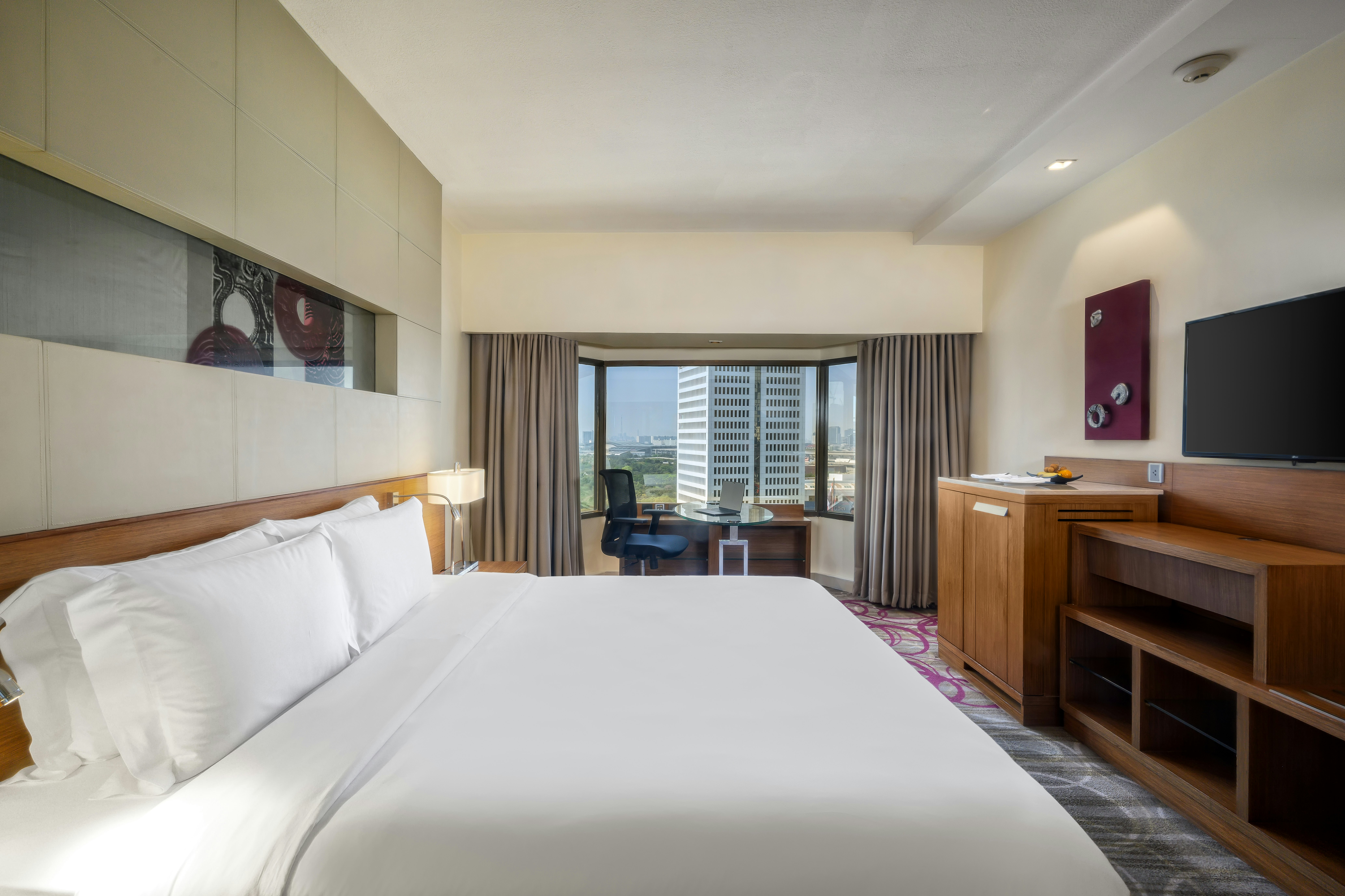 DELUXE, KING BED