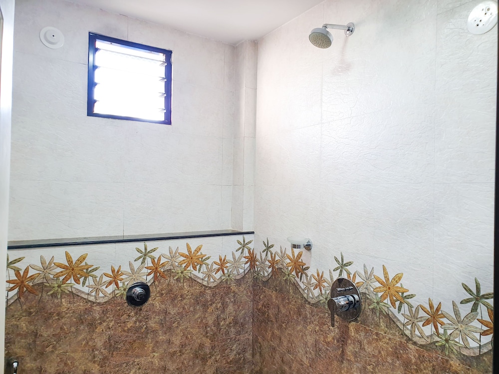 Veronica Guest House 12/70