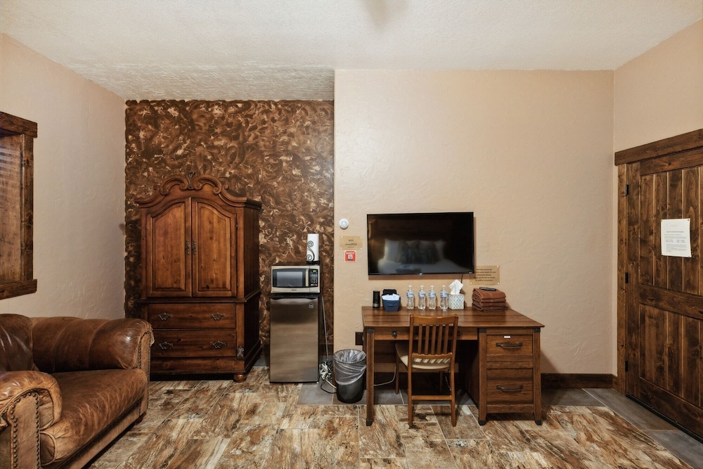Zion Cliff Lodge 35/50