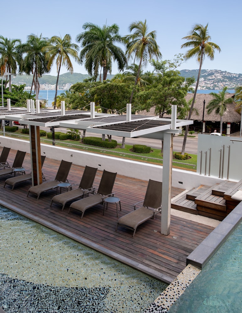 Ramada by Wyndham Acapulco Hotel and Suites 53/61