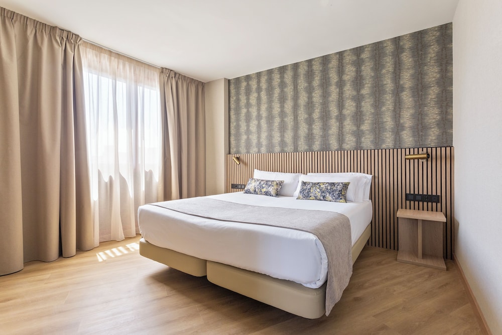 ROOM, QUADRUPLE