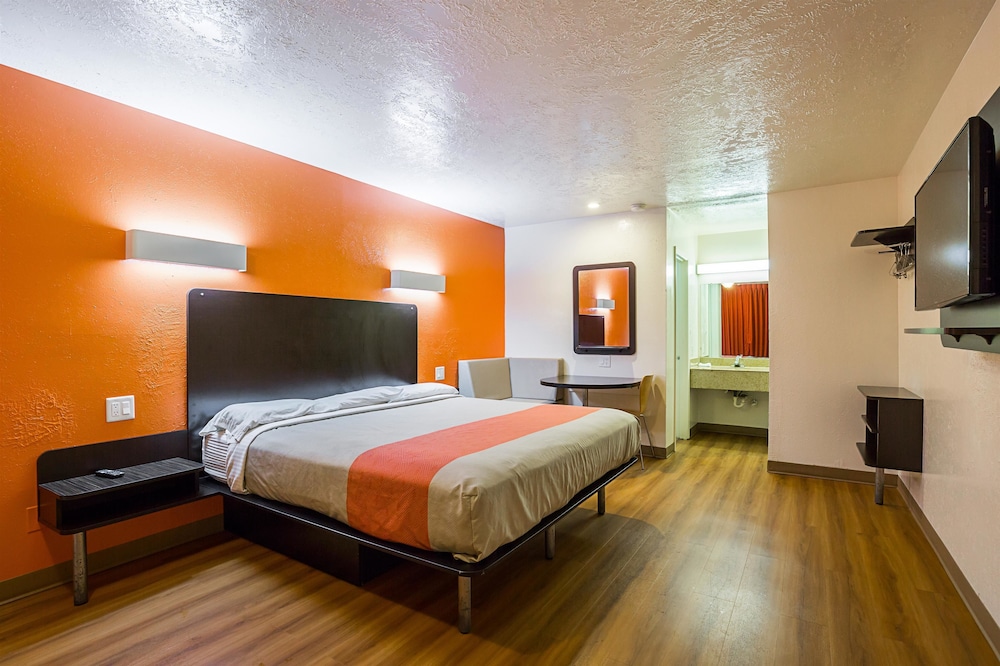 Room at Motel6 Madisonville Tx, MADISONVILLE - TX