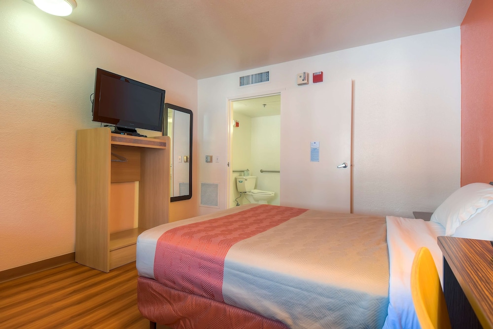 Motel6 Palm Springs, CA - Downtown 11/28