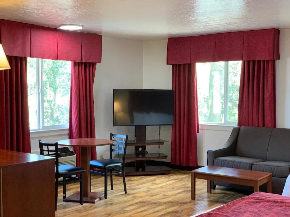 Red Carpet Inn Medford 25/36