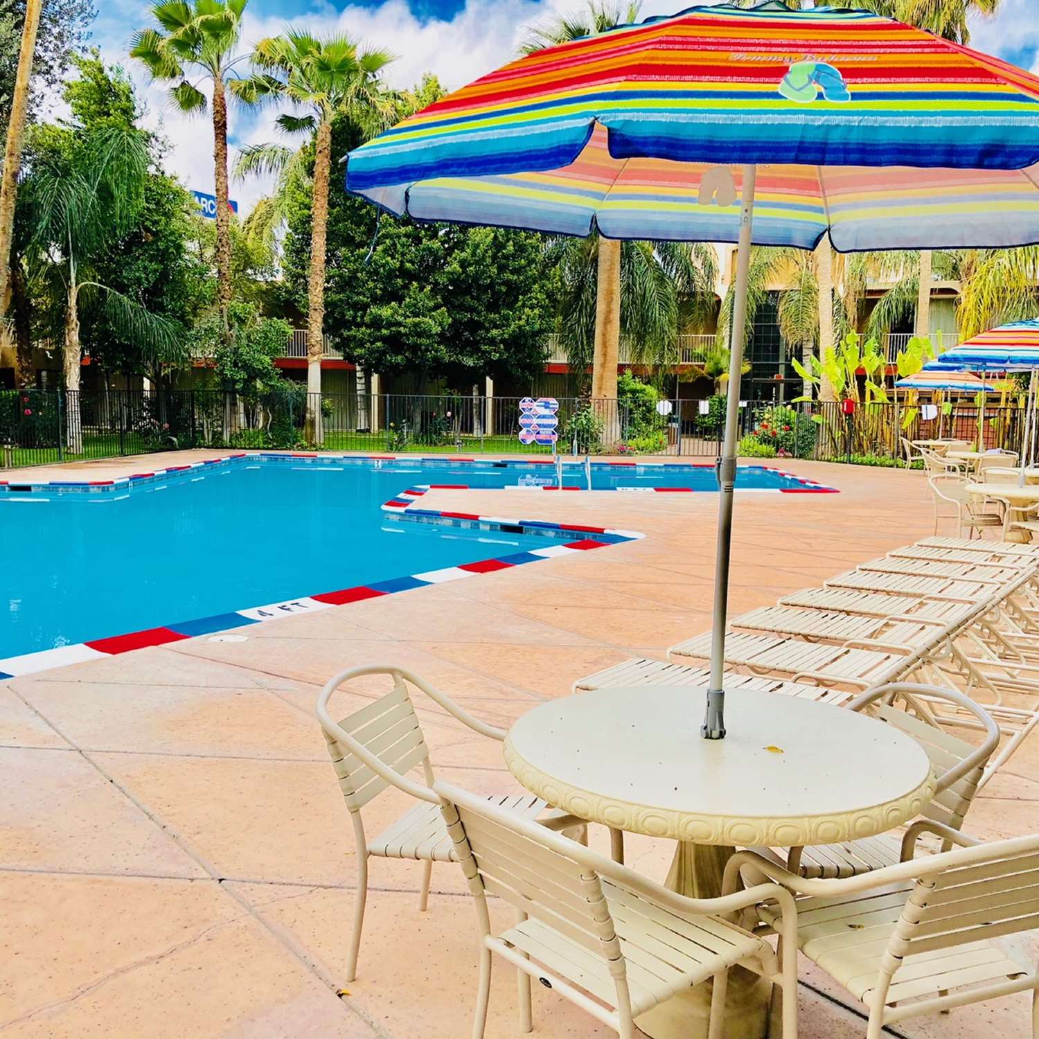 Clarion Hotel Bakersfield North 15/34