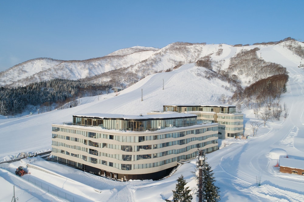Skye Niseko 4/72
