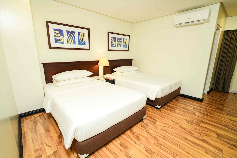 Super, Deluxe, 2 Queen Beds