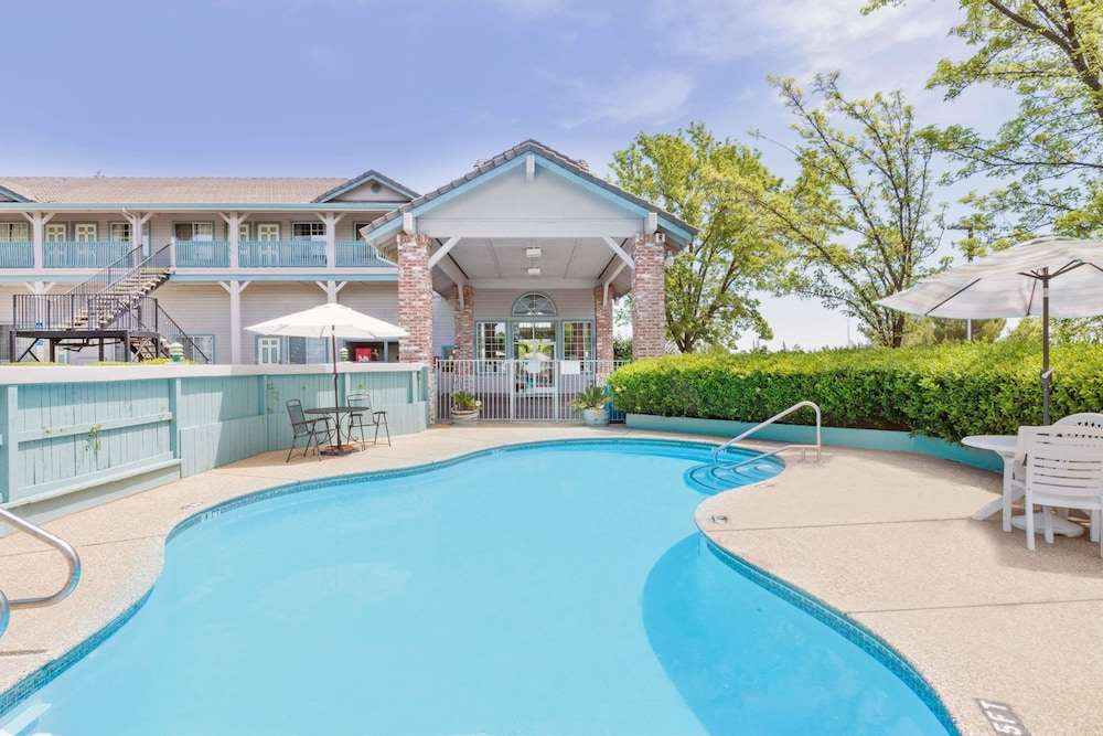 Super 8 By Wyndham Auburn 1/31