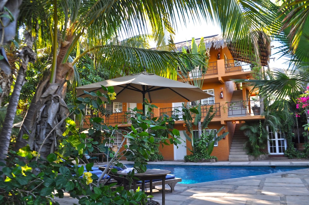 The Bungalows Hotel 44/50