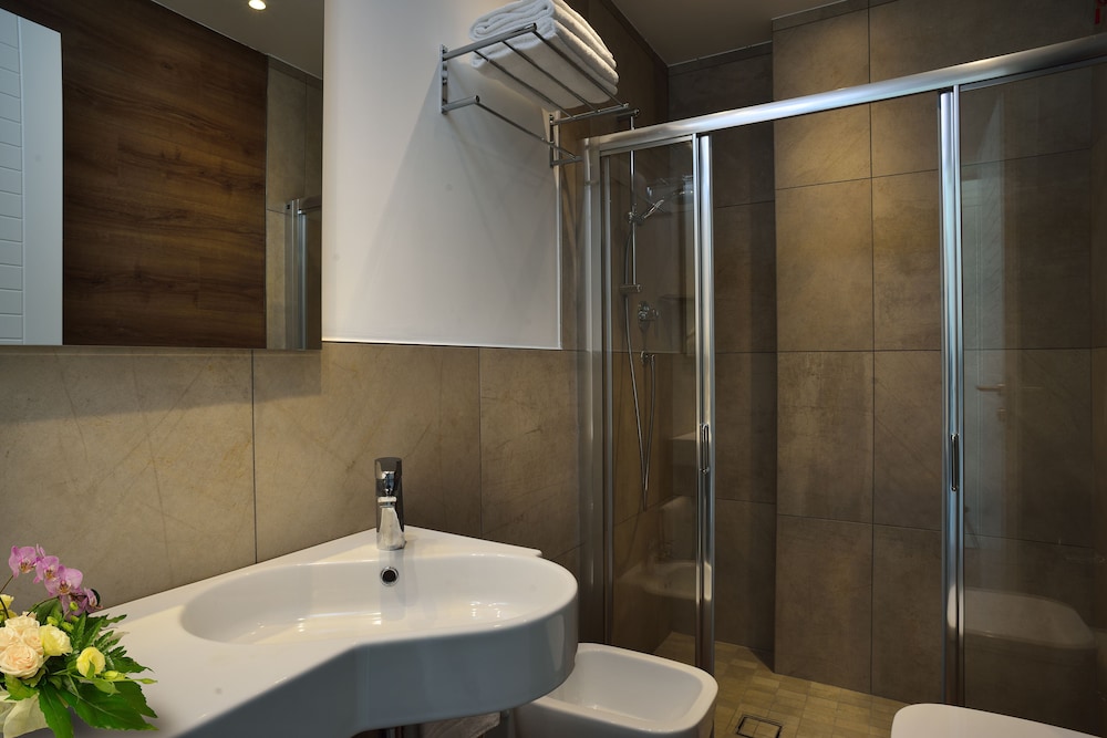 Embassy Hotel & Spa 39/43