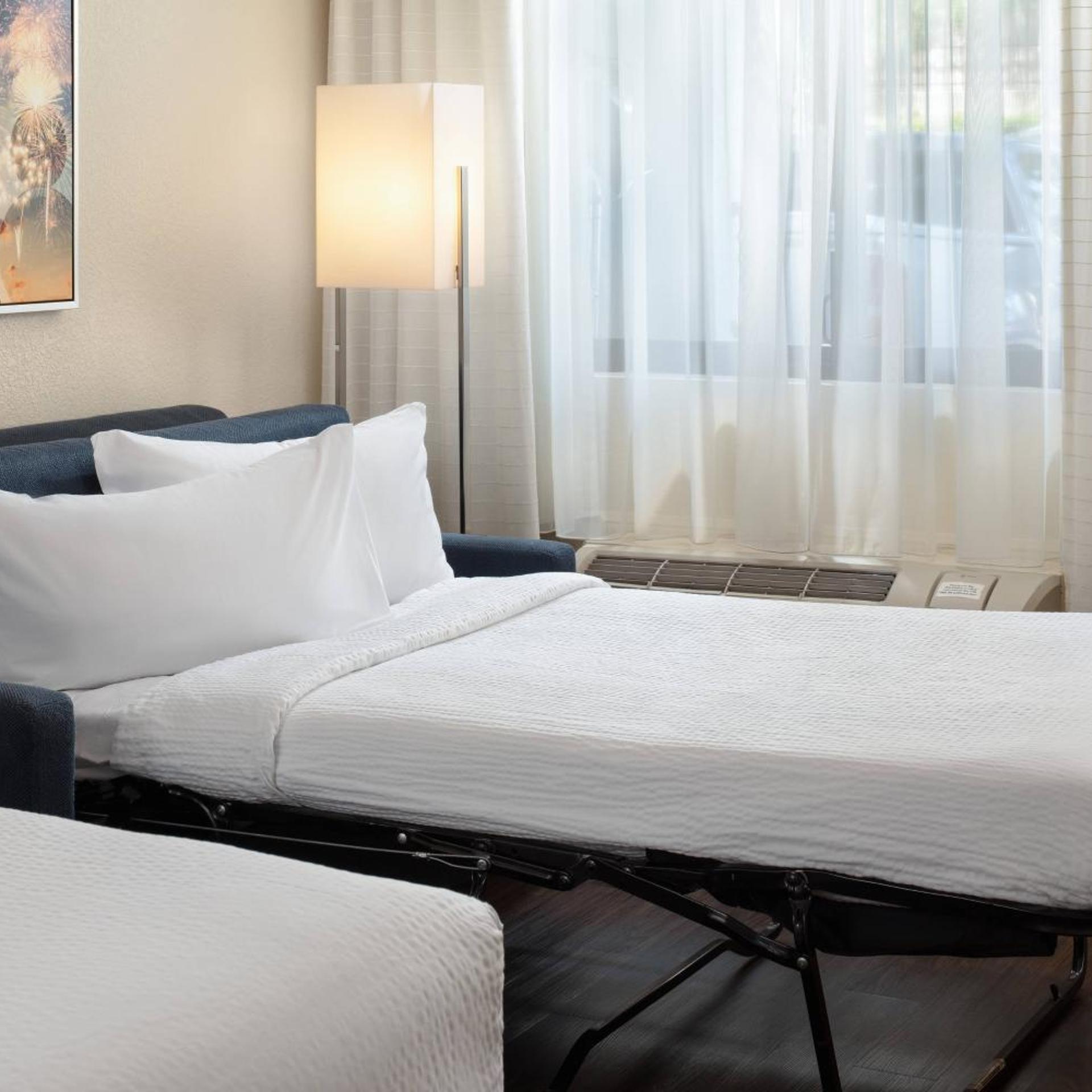 غرفة بسرير كينج بحوض استحمام في طابق منخفض لذوي الإعاقة، Fairfield Inn By Marriott Anaheim Resort 2/10