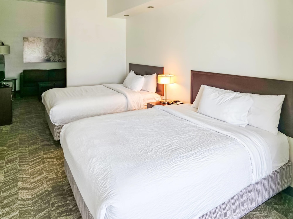 Suite, 2 Queen Beds, Accessible
