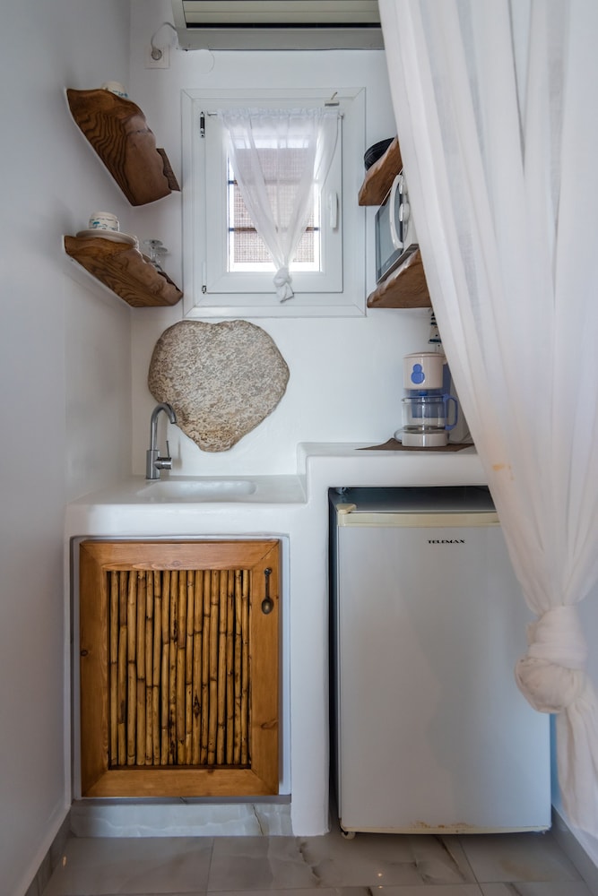 Niki Savvas Studios And Suites 34/73
