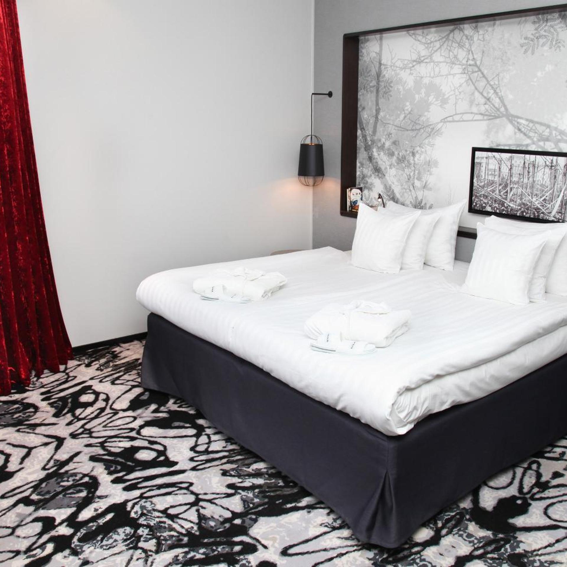 Junior Suite, King Bed, Courtyard View