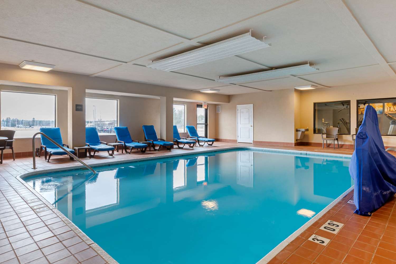 Comfort Suites South Haven near I-96 5/17