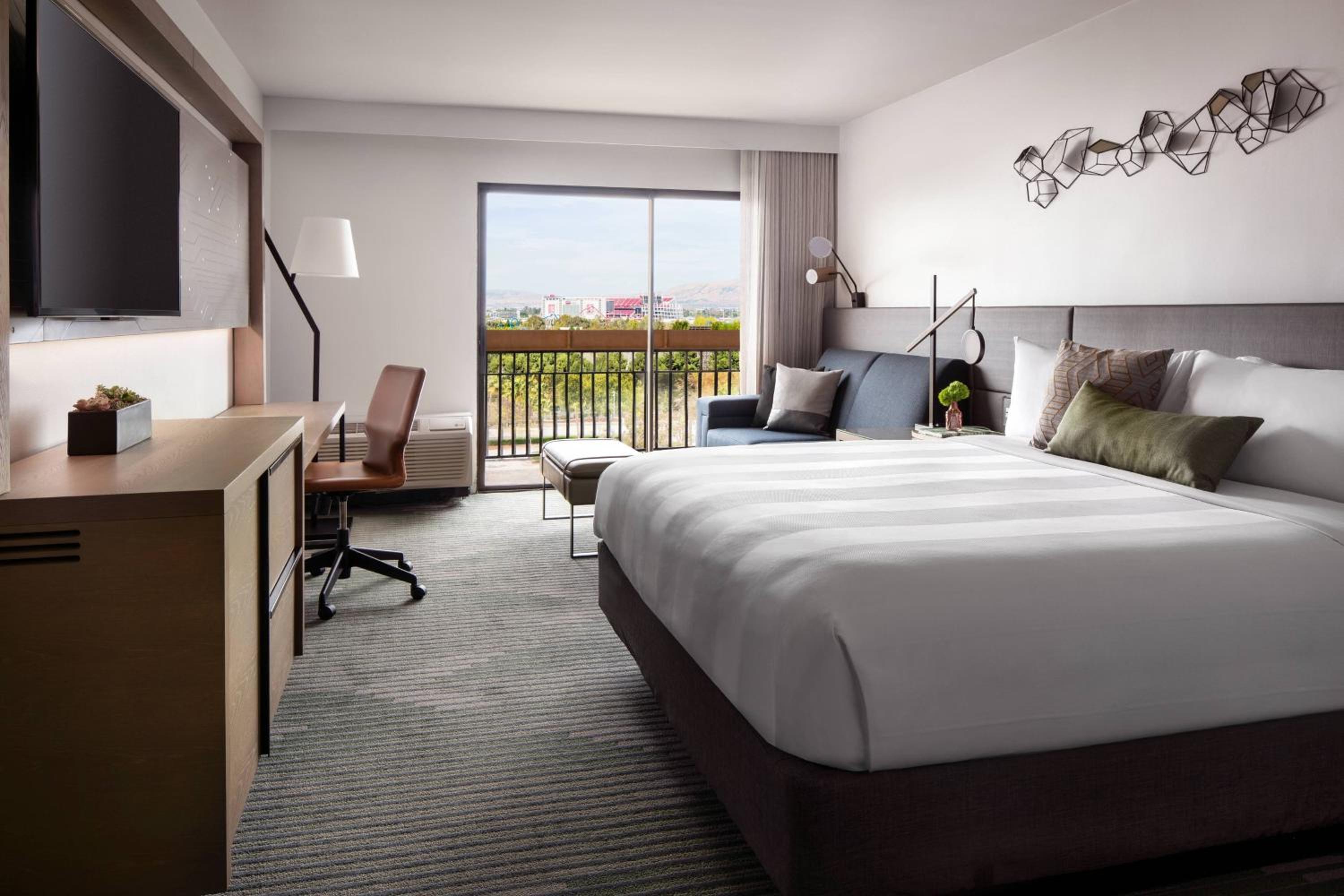 Tower, King Bed, Sofa, Club Lounge Access