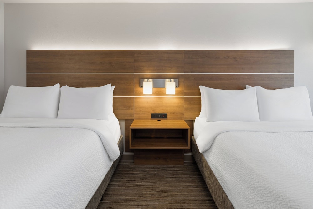 غرفة قياسية بسريرين كوين مع أريكة، Holiday Inn Express Glenwood Springs Aspen Area, an IHG Hotel 2/9