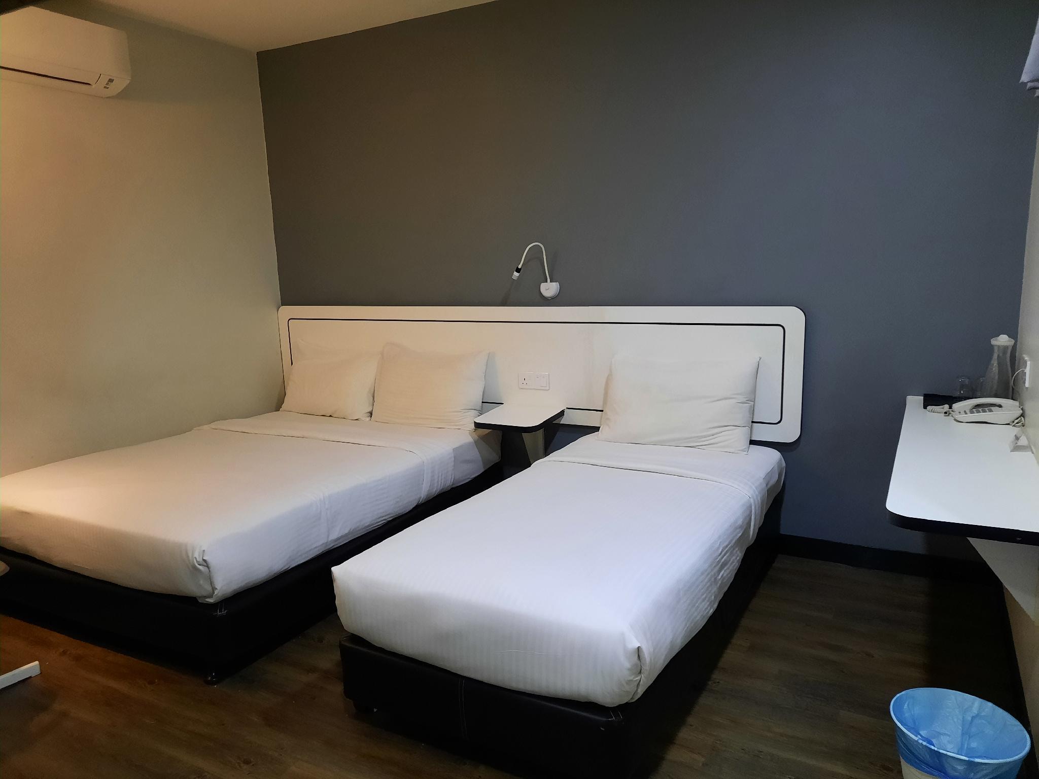 غرفة ديلوكس ثلاثية بسرير كوين وسرير فردي، Swing & Pillows at Kota Kemuning Selangor 2/2