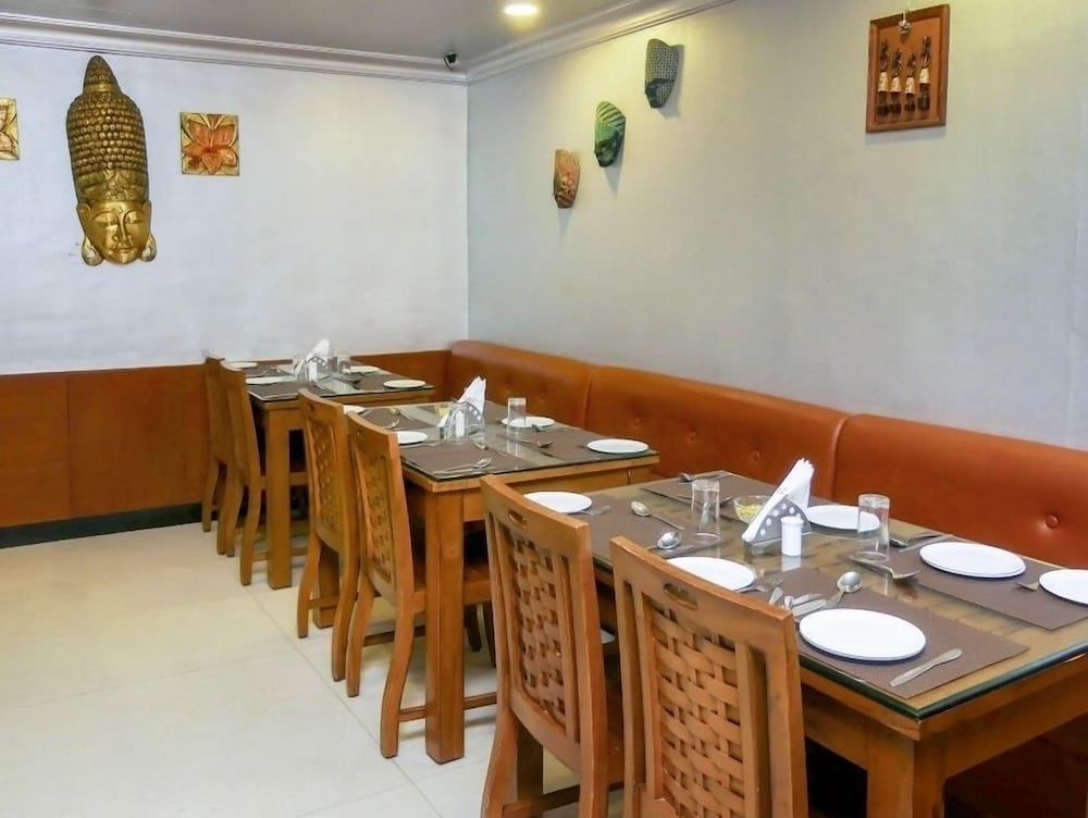 MEENAKSHI'S SUNSHINE HOTEL 25/29
