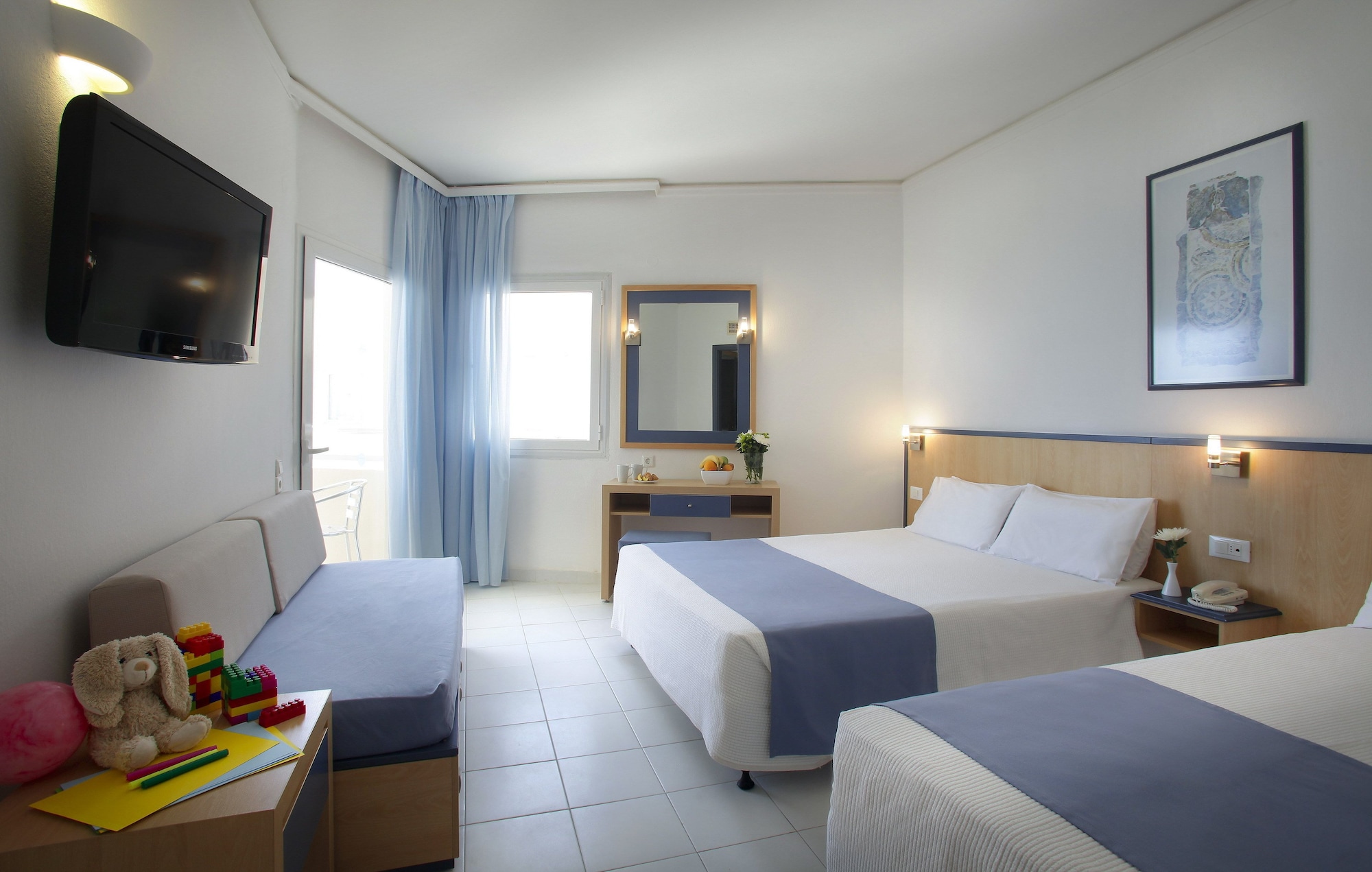 غرفة بسرير كوين بإطلالة جزئية على البحر مع أريكة، Atlantica Ocean Beach Resort 4/10