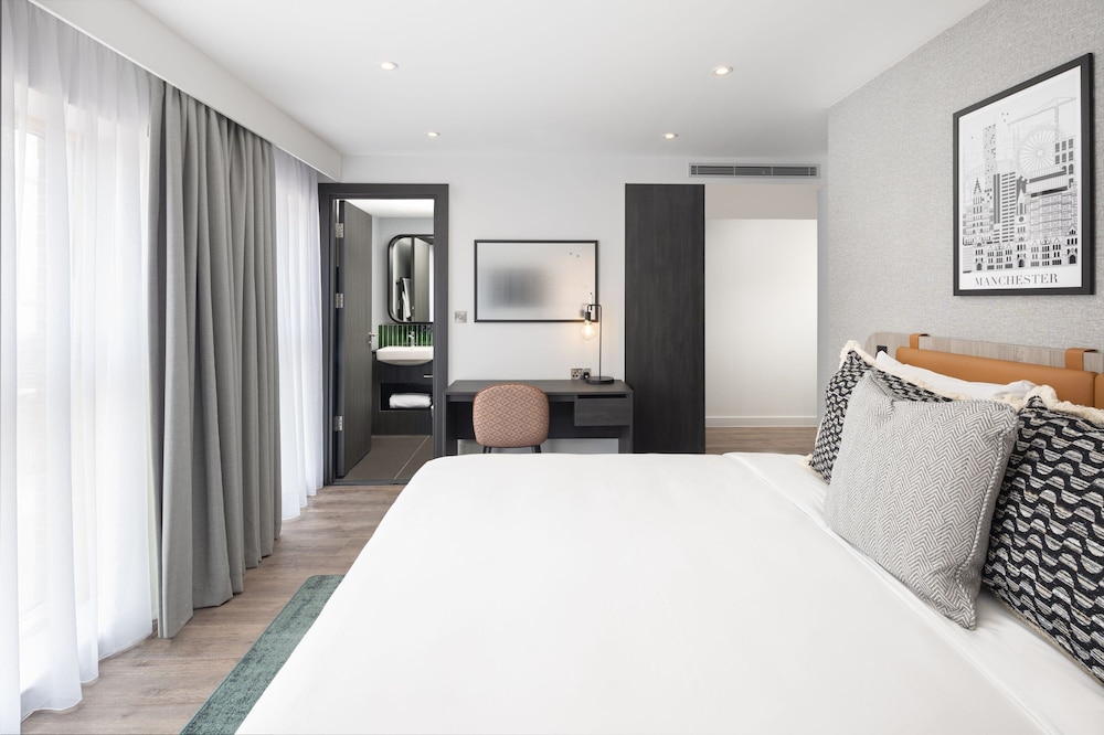 ROOM, QUEEN BED