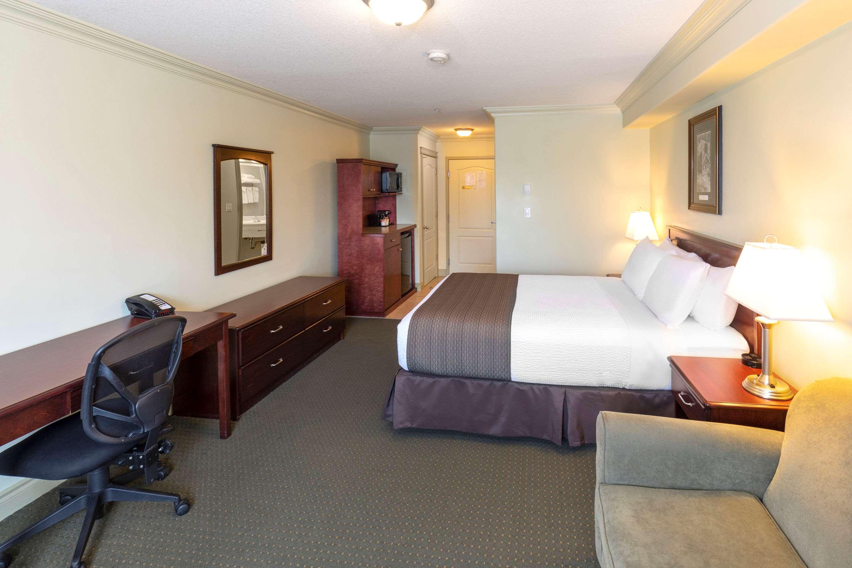 غرفة بسرير كوين للمدخنين، Quality Inn & Suites Whitecourt 3/5