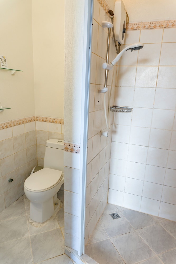 1 Bedroom, Bungalow, 1 Queen and 1 Single Bed, Garden Area، Quo Vadis Dive Resort 7/9