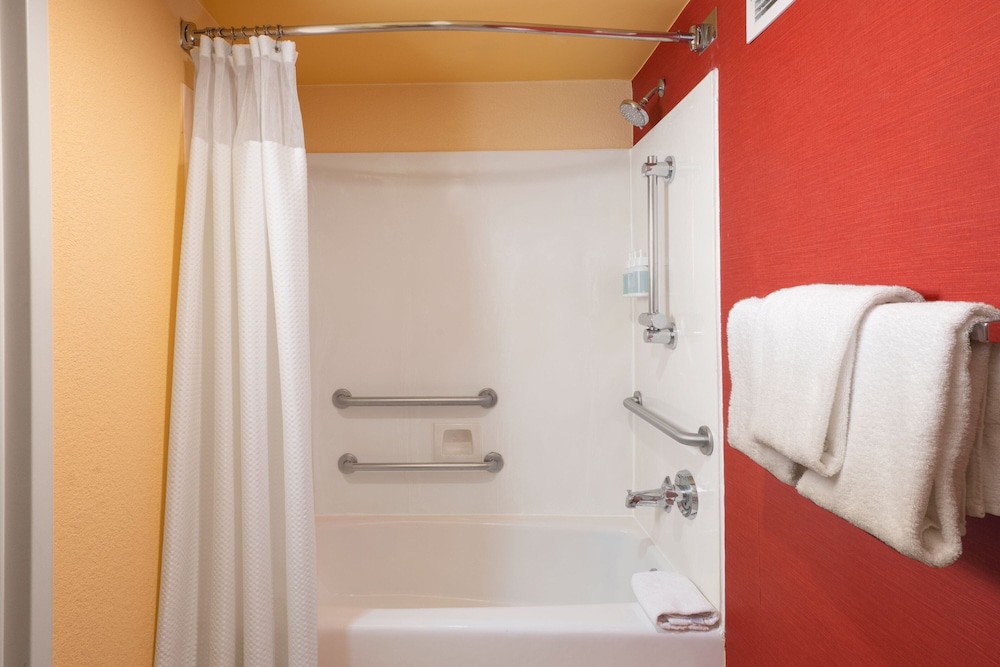 غرفة بسرير كينج بشرفة مع أريكة، Courtyard By Marriott Plano Legacy Park 6/6