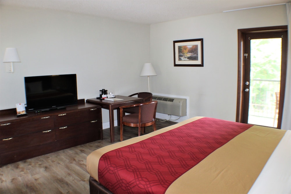 Econo Lodge Inn and Suites On The River 13/61