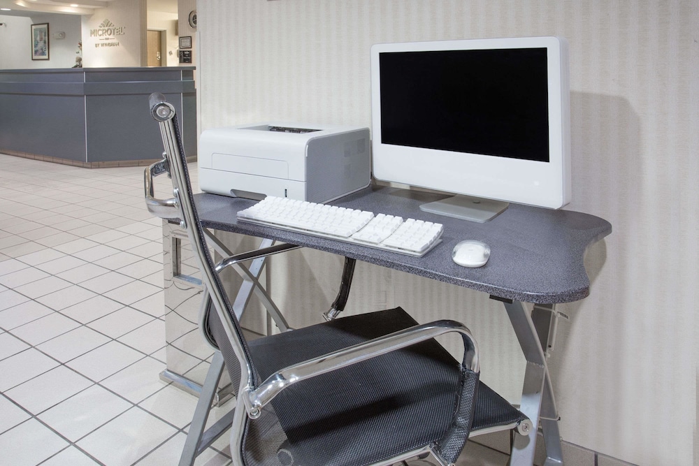 Microtel Inn & Suites by Wyndham Janesville 21/32