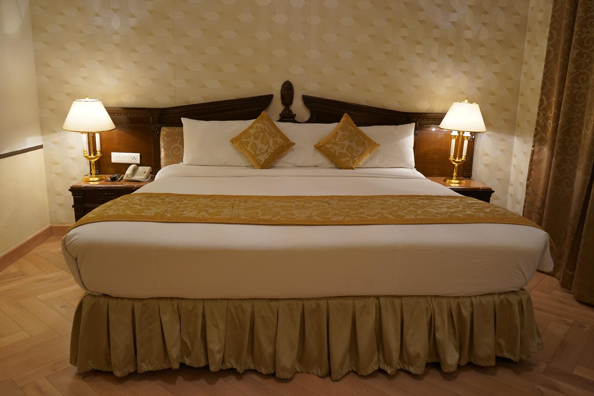 HOLIDAY REGENCY 10/25