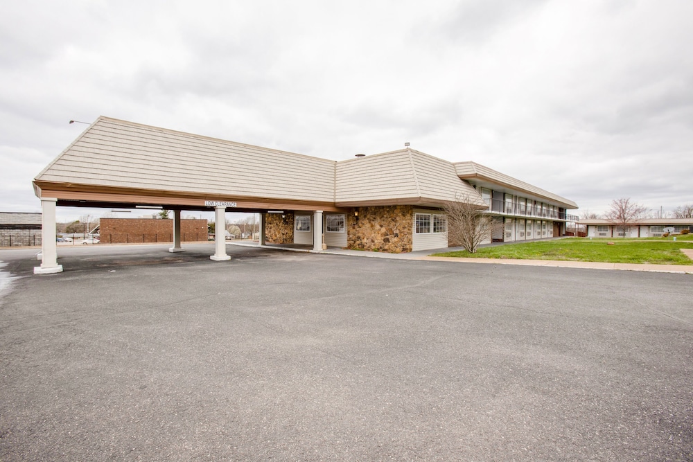 Hotel Lebanon MO I-44 1/33
