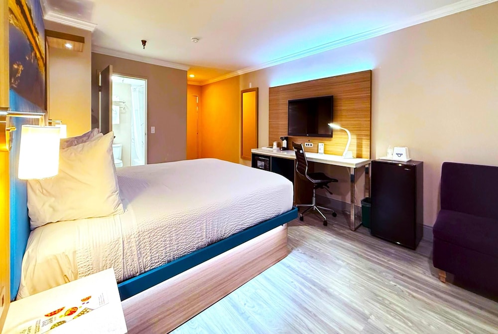غرفة بسرير كينج مع أريكة لذوي الإعاقة، Days Inn By Wyndham Los Angeles Lax Redondo Manhattan Beach 4/10