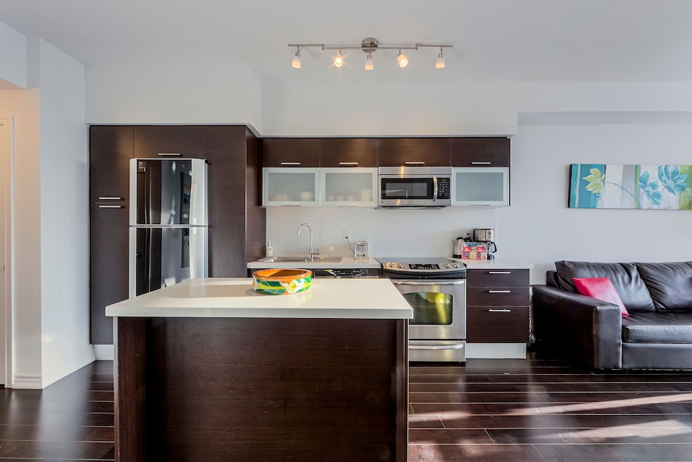 Canada Suites on Bay 9/50