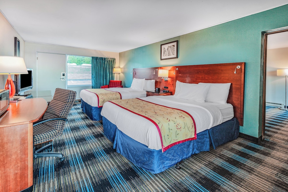 Days Inn Suites By Wyndham St Ignace Lakefront 15/50