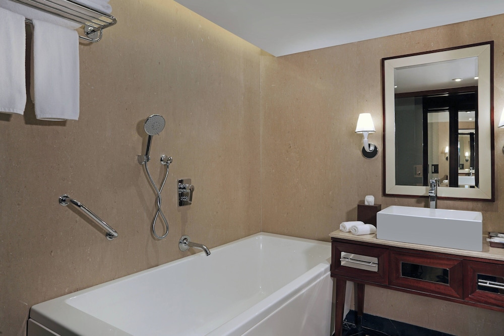 جناح تنفيذي بسرير كينج بغرفة نوم واحدة، Sheraton Grand Pune Bund Garden Hotel 6/6