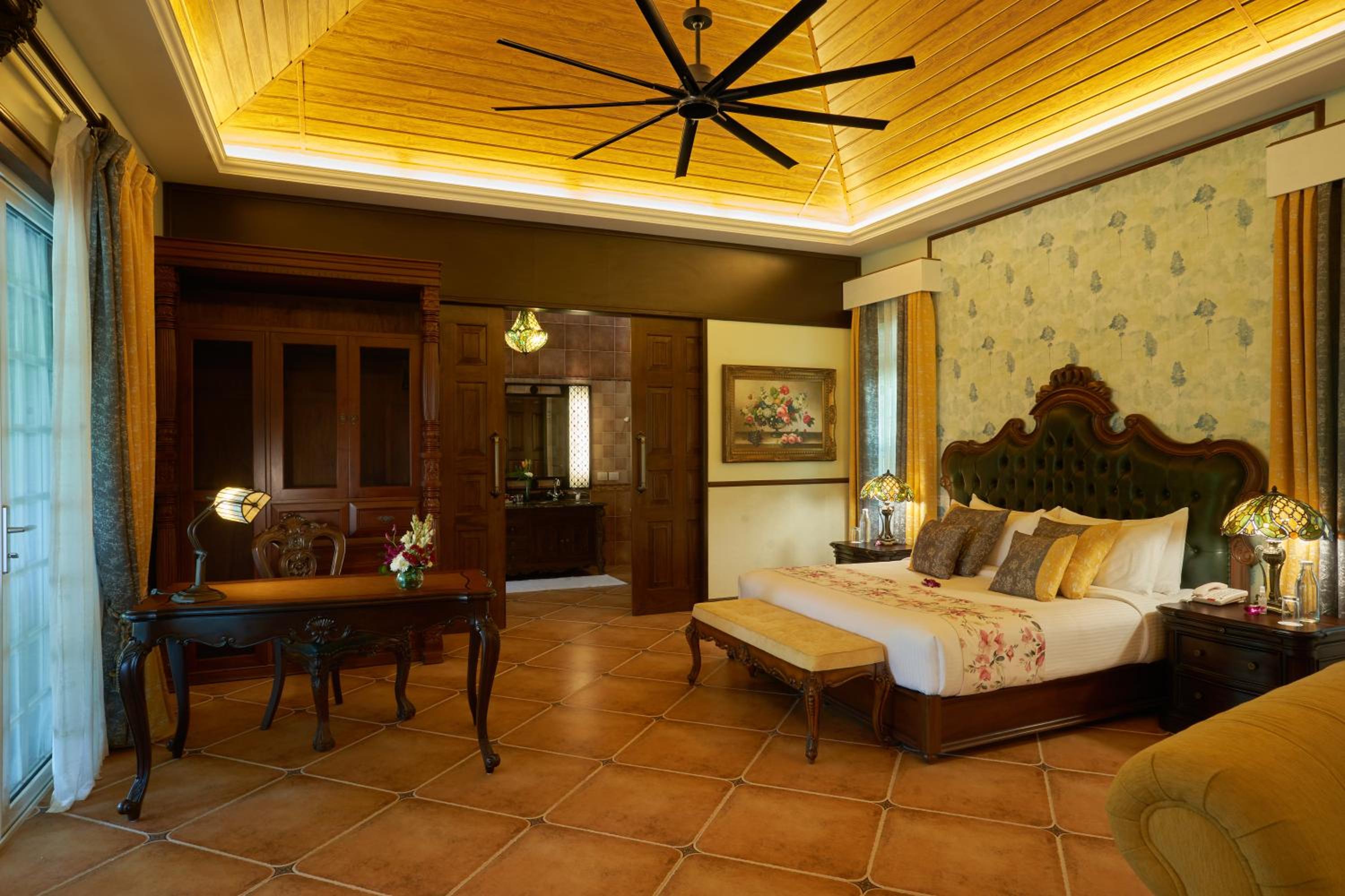 Suite, Hill View