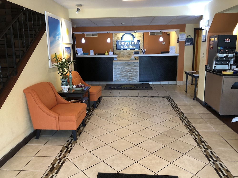 Days Inn & Suites by Wyndham Stevens Point 9/33